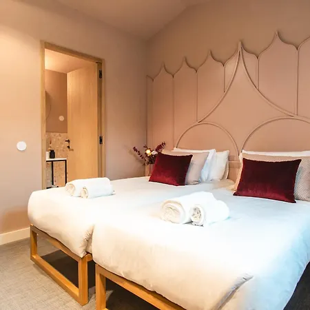 Sra Do Leite Next To Cathedral By Sé