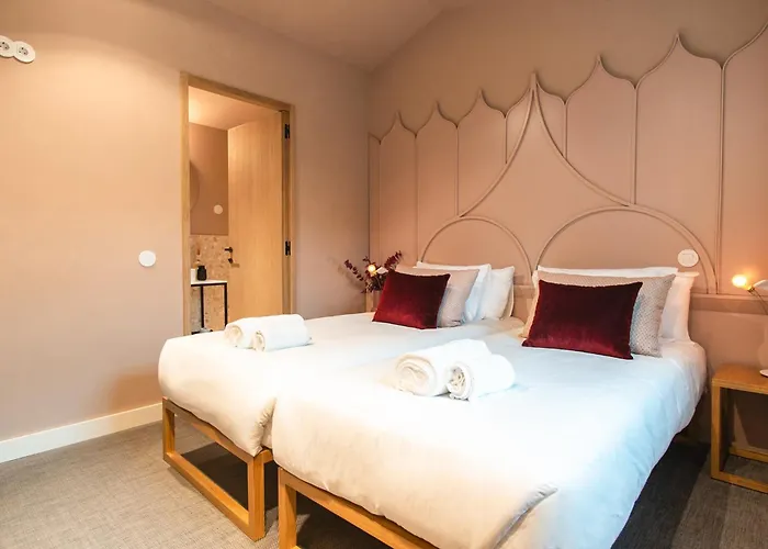 Sra Do Leite Next To Cathedral By Sé